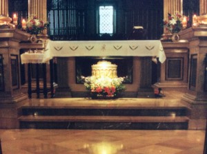 Urna-de-San-Pelayo-junto-al-altar